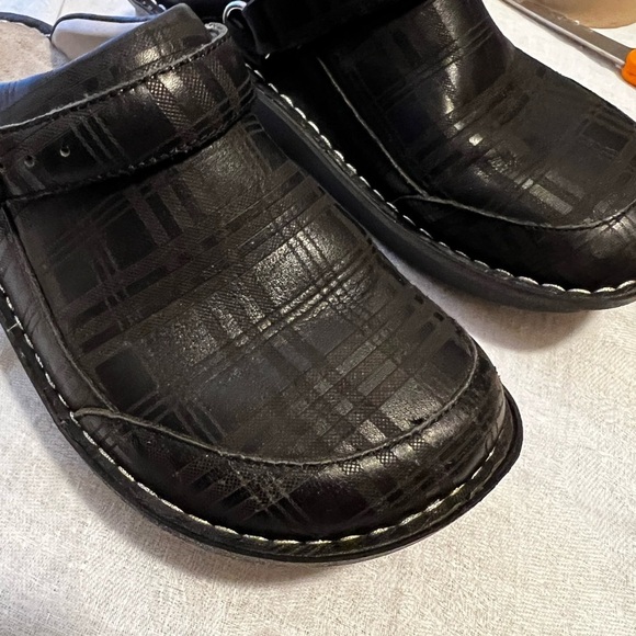 Algeria clog size 38 (size 8-81/2). Black plaid. Back buckle strap. - Picture 1 of 9